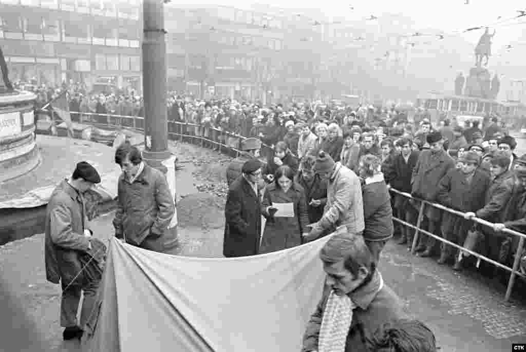 19 січня, в день, коли від опіків помер Палах, розпочалися голодування на його честь у центрі Праги. Його самогубство викликало масові антикомуністичні демонстрації