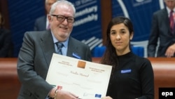 Ֆրանսիա - ԵԽԽՎ նախագահ Պեդրո Ագրամունտը Նադիա Մուրադին է հանձնում Վացլավ Հավելի մրցանակը, Ստրասբուրգ, 10-ը հոկտեմբերի, 2016թ․