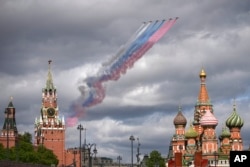 Расейскія самалёты над Краснай плошчай пакідаюць сьляды дыму падчас рэпэтыцыі параду на Дзень Перамогі.