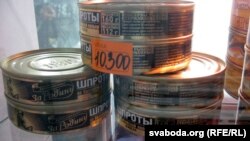 Шпроты рыбнага камбінату «За радзіму!» ў гомельскай краме.