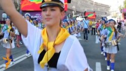 Футбольних фанатів розважають барабанами