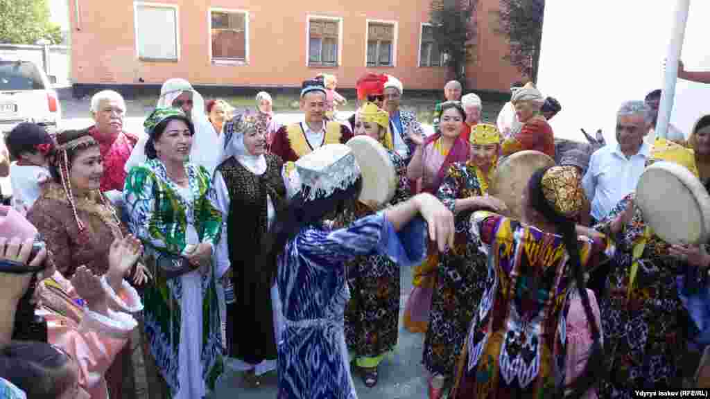 Фестивалга шаардагы ар кайсы улут өкүлдөрү катышууда.