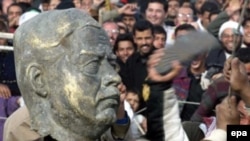 مجسمه ای که خود افراشت، ديگران فرو انداختند