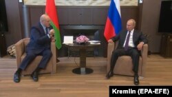Президент России Владимир Путин (справа) и президент Беларуси Александр Лукашенко (архив)
