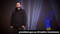 Президент України Володимир Зеленський у новорічному вітанні заявив: «Новий американський президент хоче й зможе принести мир»