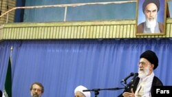 (Sagdan-çepe) Eýranyň ýokary derejeli dini lideri Aýatolla Ali Hameneýi, Ekspertler Assambleýasynyň ýolbaşçysy Ali Akber Haşemi Rafsanjany, Parlamentiň ýolbaşçysy Aly Larijani. Tähran, 2008 ý.