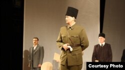 Спектакльдән күренеш - Ататөрек (уртада), Вәлиди (сулда), Максуди (уңда) 