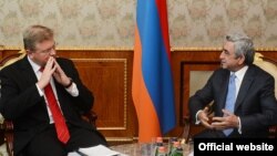 Armenia - President Serzh Sarkisian (R) meets with EU Enlargement Commissioner Stefan Fuele, Yerevan,13Sep2013