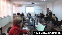 Дарс дар яке аз донишгоҳҳои Тоҷикистон. Акс аз бойгонӣ.