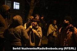 Людзі ў Кіеве падчас расейскага паветранага нападу. 14 лістапада 2025