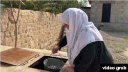 66-летняя Мелихол Рахимова носит воду в дом из резервуара с водой, который наполняет, покупая воду у водовоза
