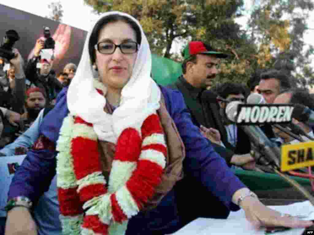 او روز پنج شنبه، در یک راهپیمایی تبلیغاتی سخنرانی کرد و ساعتی بعد از همین لحظه که در عکس رو به رو ثبت شده، بر اثر تیراندازی و انفجاری انتحاری کشته شد.