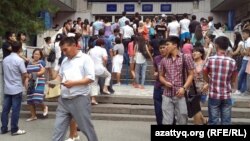 ҚазҰУ алдына жиналған талапкерлер мен олардың ата-аналары. Алматы, 12 тамыз 2013 жыл.  