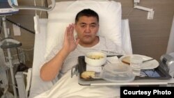 Камчыбек Ташиев ооруканада (Сүрөт президент Садыр Жапаровдун "Телеграм" каналынан алынды). 