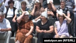 Armenia -- Street traders hold a sit-in in Charentsavan, 20Jul2012.