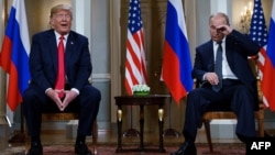 Президент США Дональд Трамп (слева) во время встречи с президентом России Владимиром Путиным в Хельсинки в июле 2018 года