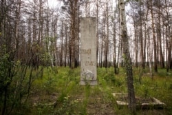 Янів, Україна. Цей пам'ятник, присвячений боям за село Янів, знаходився безпосередньо з підвітряного боку після ядерної катастрофи 1986 року в районі, нині відомого як «Рудий ліс»