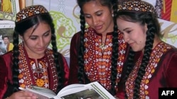 Ýazgulyýew: "Ýöne häzire çenli gynansagam, "beýik döredijiniň" eseridigine seretmezden, kämil bolmadyk döredijiligi halkyň kalbynda ýaşatmagyň syryny hiç kim açyp bilenok".