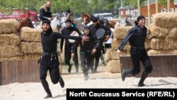 Черкесы исполняют кавказский танец, архивное фото