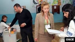 ԵԱՀԿ/ԺՀՄԻԳ դիտորդը (աջից) Հայաստանում հետևում է ընտրությունների ընթացքին, արխիվ