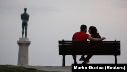 Ҷуфте дар Сербистон, дар аҳди карантин.