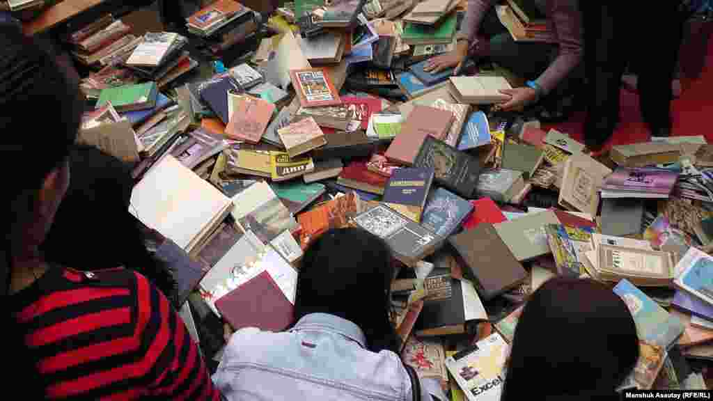 Во время &laquo;Китапфеста&raquo; популярностью пользовался сектор, где происходил книгообмен.&nbsp; &nbsp;