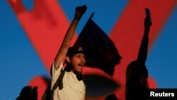 Мексикада нааразылык акциясына чыккан жаштар.