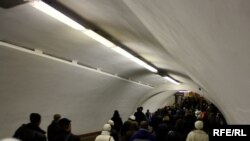 Перехід у київському метрополітені в час пік