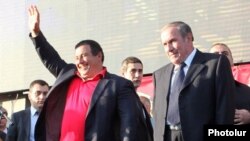Лидер ППА Гагик Царукян (слева) и лидер АНК Левон Тер-Петросян на митинге «тройки» в Ереване, 24 октября 2014 г.