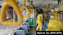 У міністерстві уточнили, що шість зразків матеріалів були відібрані в осіб з підозрою на COVID-19 і 14 – від контактних