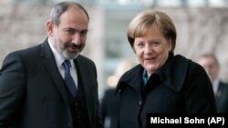 Գերմանիայի կանցլեր Անգելա Մերկելը Բեռլինում ողջունում է Հայաստանի վարչապետ Նիկոլ Փաշինյանին, 1-ը փետրվարի, 2019թ.