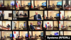 تفاوت‌های جزئی مثل موقعیت دستگیرهٔ در یا طرح روی کازیه‌های چوبی، استفادهٔ پوتین از سه دفتر مشابه را آشکار می‌کند