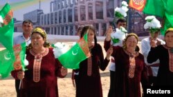 Prezident G.Berdimuhamedowy garşylamaga çykan türkmenistanlylar.