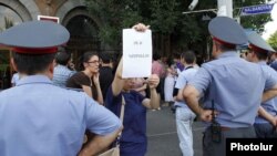 «Հարնսաքար»-ի միջադեպի բոլոր մեղավորներին պատժել պահանջող քաղաքացիական նախաձեռնությունների ակտիվիստների ցույցը Ոստիկանության շենքի մոտ: 9-ը օգոստոսի, 2012թ.