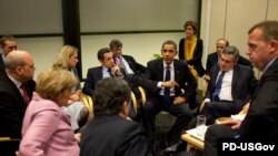 باراک اوباما در نشست کپنهاگ در حال گفت‌وگو با رهبران اروپایی