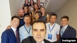 Турһан Дилмач Төркия татарлары белән селфи ясый