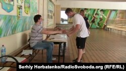 Абитуриент регистрируется для получения пакета с заданиями, Славянск, 15 июня 2020 года