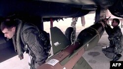 بمب سنگرکوب جی بی یو ۲۸. عکس مربوط به نیروی هوایی آمریکا در سال ۲۰۰۳ است.
