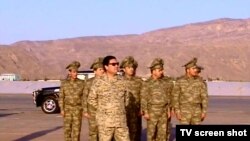 Türkmenistanyň prezidenti Gurbanguly Berdimuhamedow Akdepedäki harby bölümde, 2010-njy ýylyň iýul aýy.