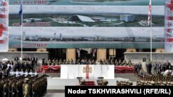 Парад, в полном соответствии с планами властей, начался ровно в 11 часов утра - ни минутой раньше, и ни минутой позже