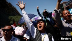 Owganystanyň paýtagty Kabulda şaýy hazara azlygyndan on müňlerçe adam protest geçirýär. 16-nnjy maý, 2016 ý.