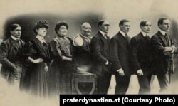 Слева направо: сын Эрнст, дочь Элен, жена Анна, Николай Кобельков, сыновья Александр, Отто, Пауль и Николай
