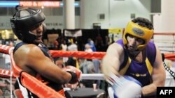 Тамерлан Царнаев (справа) на ринге во время боя в Национальном чемпионате по боксу  "Золотые перчатки" в весе до 201 фунтов. Солт-Лейк-Сити, штат Юта, США. 4 мая 2009 года.