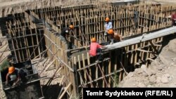 Бишкек. Көп кабаттуу курулуштардын бири. 