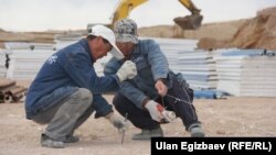 Түндүк-түштүк альтернативдүү жолунда иштеген кытай жарандары. 