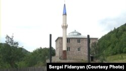 Гуьржийчоь -- Чела-эвлара маьждиг иштта дара момсар шен меттахь йолуш.