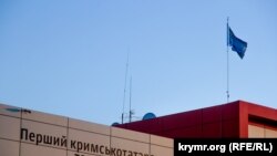 Aqmescitte ATR telekanalınıñ binasında qırımtatar bayrağı