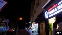 Людзі здымаюць на відэа ракеты над Дохай у Катары, 23 чэрвеня 2025 году.