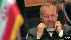 منوچهر متکی، وزير امور خارجه ايران که در ضيافت شام مقام های ارشد حاضر در نشست شرم الشيخ، رو به روی کاندوليزا رايس، وزير امور خارجه آمريکا نشسته بود، به دليل ورود يک زن ويولونيست به سالن غذا، و در اعتراض به لباس اين نوازنده، ميز نهار را ترک کرد.