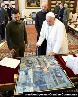 Президент України Володимир Зеленський і папа Римський Франциск розглядають картину ірпінських художників «Бучанська різанина: історія Марічки». Ватикан, 11 жовтня 2024 року